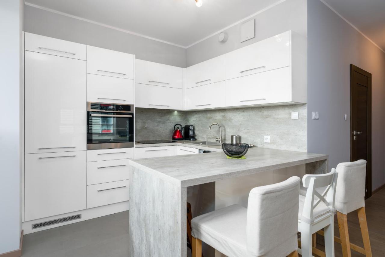 Towarowa By Renters Apartment